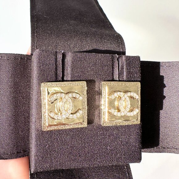 2023P CHANEL RUNWAY SQUARE GOLD CC LOGO WHITE CRYSTALS EARRINGS STUDS - Picture 6 of 14